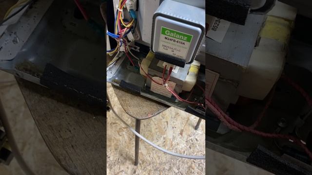 Микроволновка не греет, искрит, Не обесценивайте свой труд!!! смотреть онлайн