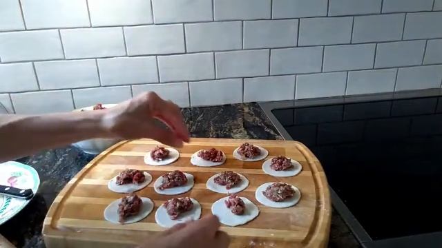 Pelmeni s myasom. Dumplings with meat. How to shape Пельмени смотреть онлайн