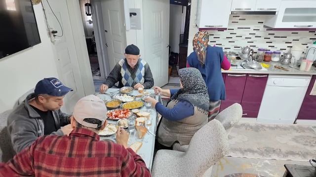 Annem öğlen yemeği hazırlığı köyden işler pekmez devam смотреть онлайн