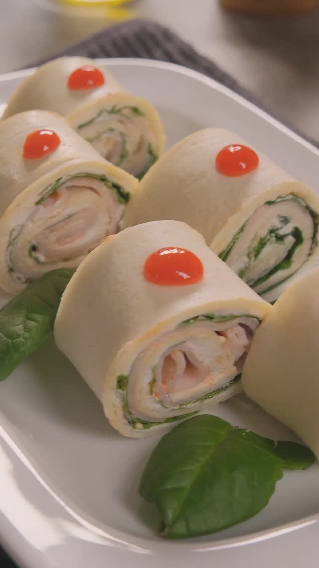 Рулетики с индейкой, шпинатом и острым соусом