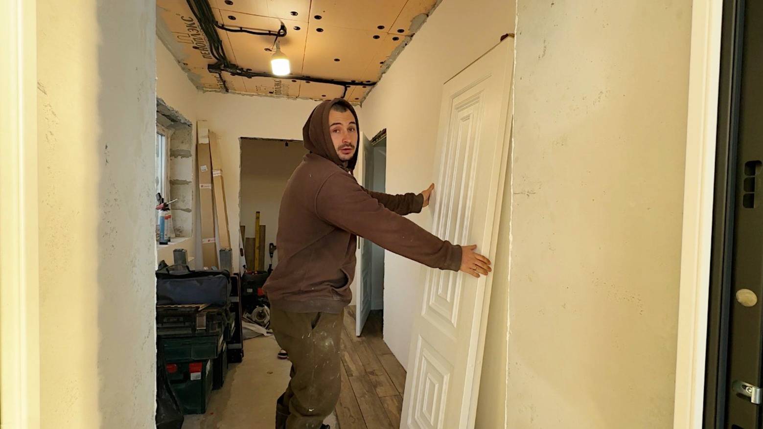 Устанавливаем двери в доме. Все опять пошло не по плану! Ремонт продолжается. Жизнь простых людей. смотреть онлайн