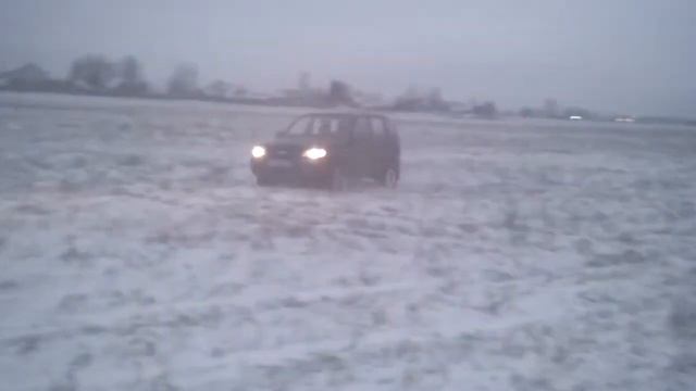 Chevrolet Niva - дрифт в поле