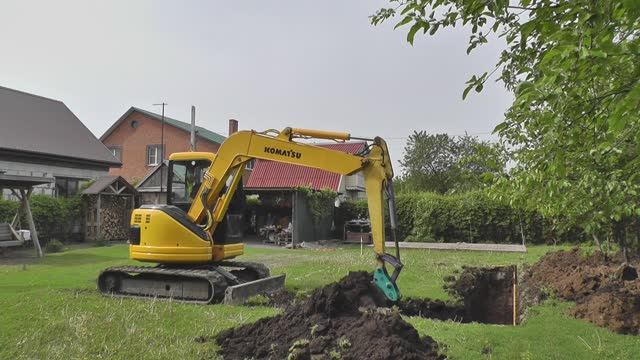 Выкопал бассейн мини экскаватором смотреть онлайн