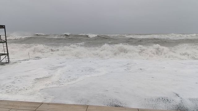 17.12.2024. Адлер, шторм на море смотреть онлайн