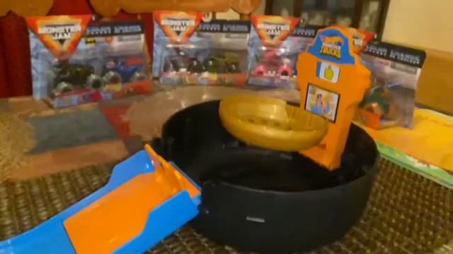 #HotWheels #MonsterTruck #TigerShark Hot Wheels Monster Trucks Stunt Tire Tiger Shark Playset Revie