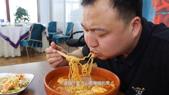 3颗煎蛋煮一盆泡面，煎4根香肠，阿强大口嗦面，太过瘾了【cram阿强】