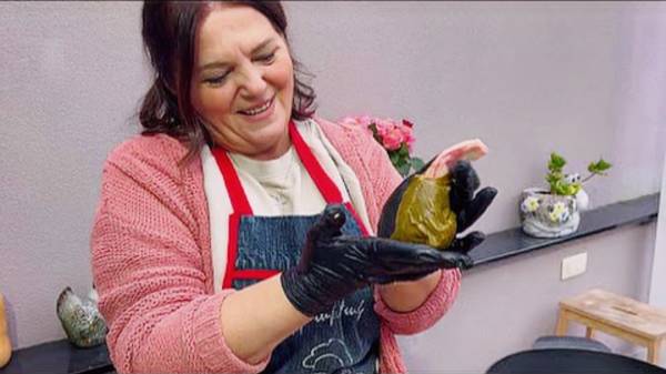 Два мясных блюда в сковороде на гриле / Мясо ягнёнка, фаршированные перцы и фаршированные помидоры смотреть онлайн