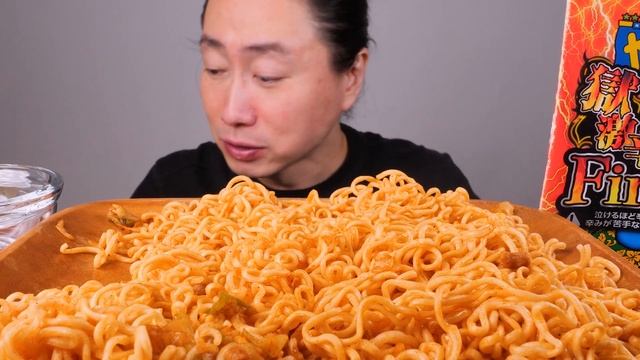 MUKBANG ASMR◆Scoville Index 920,000🔥 Japan's spiciest ramen 【SUB】 Fire Noodle Challenge EATING SHOW смотреть онлайн