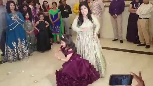 wedding dance London thumakda dance performance by little girl смотреть онлайн