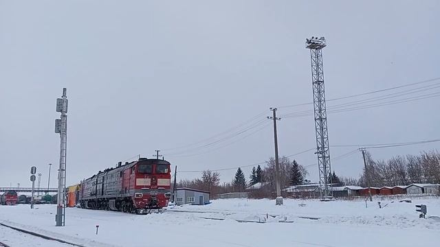 Старенький и потрепанный жизнью тепловоз 2ТЭ10м-0821 с СДПМ смотреть онлайн
