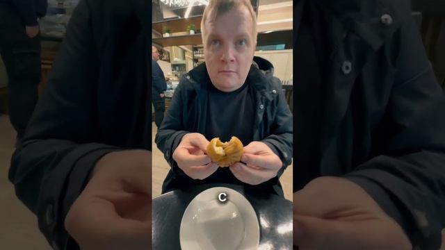 Пирожок с мясом за 120 рублей в аэропорту Астрахани #евгенийпантелейкин #еда #шаурма #пантелейкин смотреть онлайн