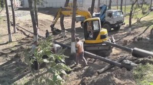 Болтовня. Толкаем трубу в гильзу под дорогой.