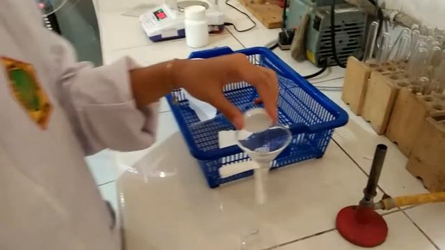 Cara pembuatan larutan NaOH смотреть онлайн