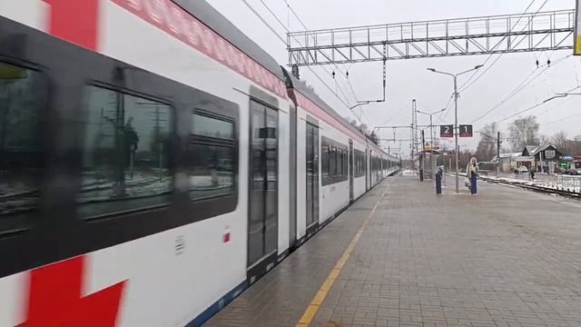 Поезд ВЛ10у-730 перегоняет Новый поезд Иволга 4.0 ЭГЭ2Тв 041 из ТВЗ на станцию Дедовск 1 декабря смотреть онлайн