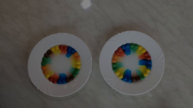 M&M's and water experiment КАК СДЕЛАТЬ РАДУГУ ИЗ M&M!Rainbow with M&M's смотреть онлайн
