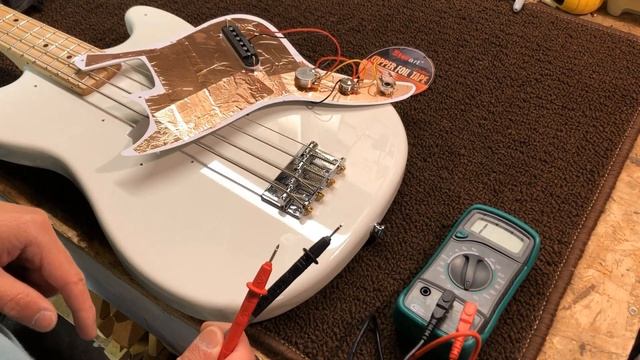 Squier Bronco bass mods Ep.3: Will shielding the pickguard & cavity reduce the noise? смотреть онлайн