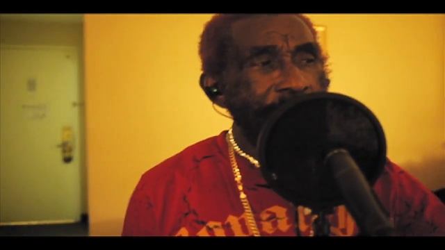 Dub Siren Reggae DJ iPhone App смотреть онлайн