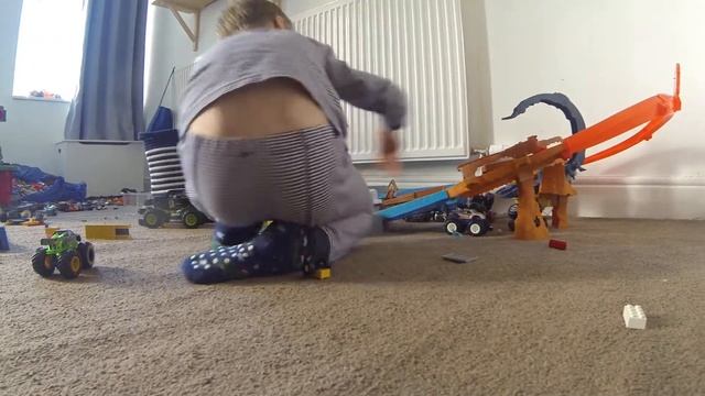 Hot Wheels Monster Trucks Scorpion Sting Raceway, 6yr old testing. toy testing смотреть онлайн