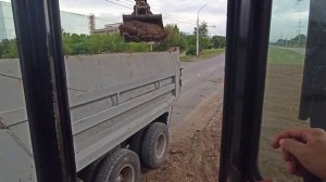 Мини экскаватор cat 305sr. Погрузка самосвала.