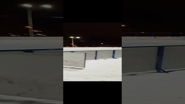 На хоккейном корте в Дзержинском районе, Нижнего Тагила, 19 декабря 2024 года. Вечерние прогулки.