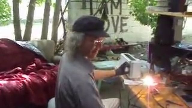 120V AC (1050 watt) toaster plus carbon rods = Carbon Arc Lamp!! смотреть онлайн