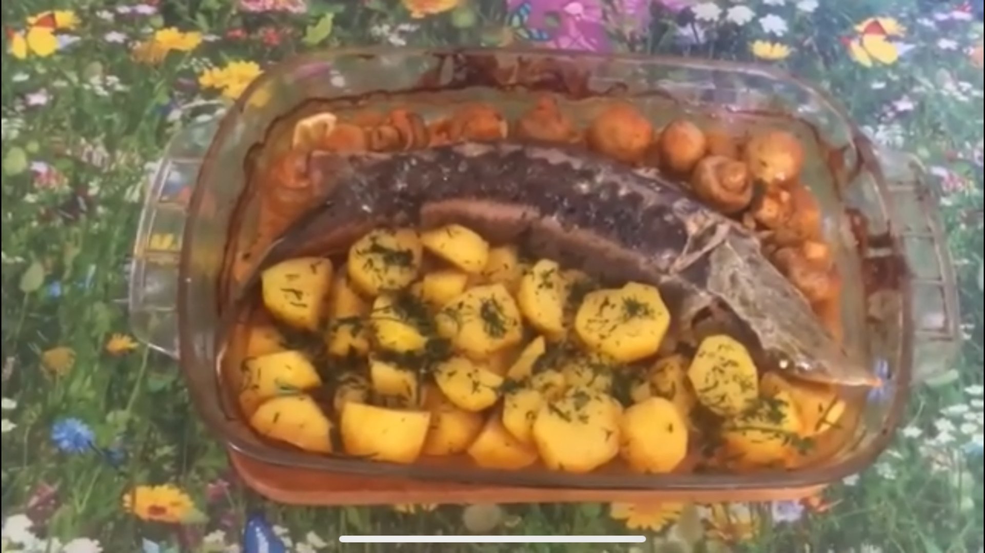 Осетр приготовленный в духовке с картошкой и грибами.Рецепт праздничного блюда. смотреть онлайн