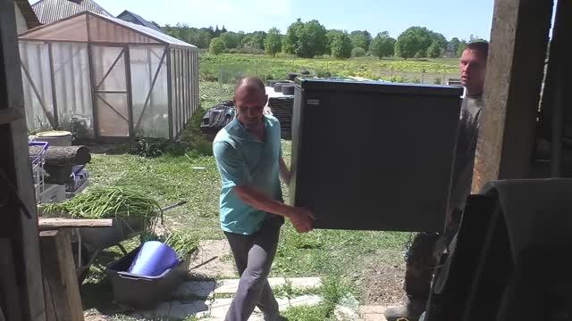 Жаркий июнь в деревне и холодный помощник смотреть онлайн