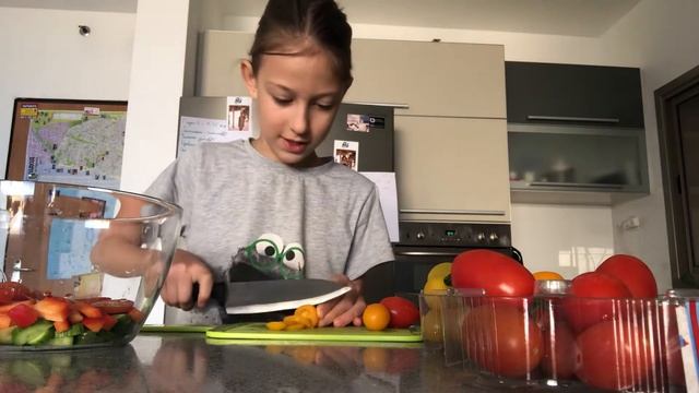 ГОТОВИМ САЛАТ 🥗 БЫСТРО И ВКУСНО 😋 С АРИНОЙ👍 смотреть онлайн