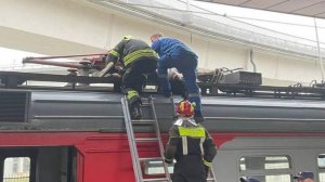 Школьника-зацепера ударило током, когда он забирался на электричку