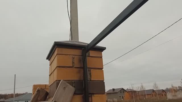 Установка колпаков на кирпичные столбы для забора смотреть онлайн
