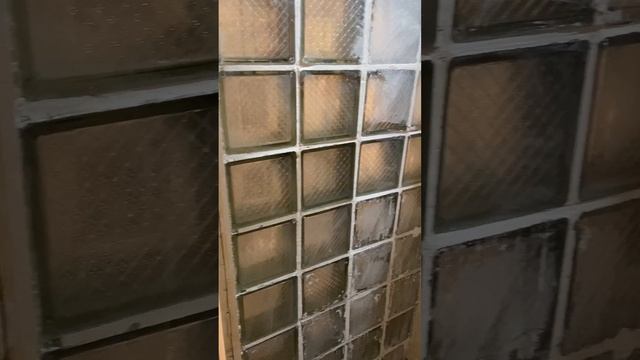 Зетер швы на стене из советских стеклоблоков, получилось стмпатично смотреть онлайн