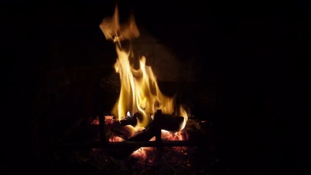 Горіння дров в каміні, заставка для ТВ 4К смотреть онлайн