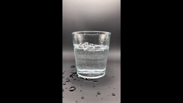 Невидимый кадр - капли воды капают в стакан в замедлении slow motion splashes a lot of splashes смотреть онлайн
