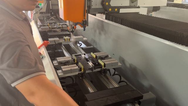 Фрезерный центр с ЧПУ для обработки алюминиевых профилей QICHEN CNC 3000A2 смотреть онлайн