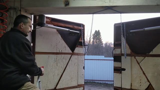 Установка автоматики для распашных ворот Home Gate в гараже. смотреть онлайн