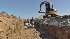 Монтаж лотков на песчаную основу. Мини экскаватор.