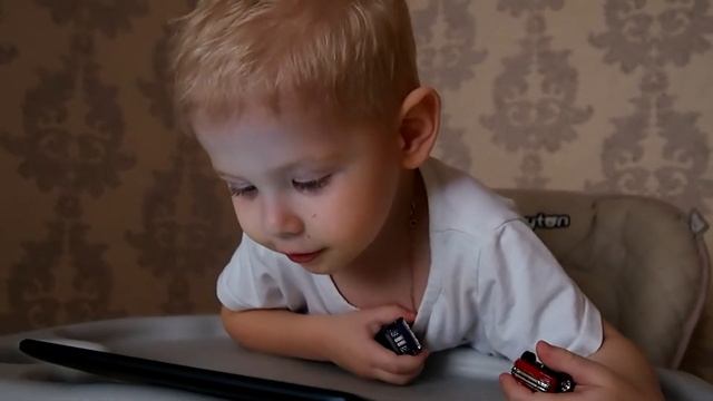 Дане 2,4 года. Смотрит мультфильм. Бип бип отгадай