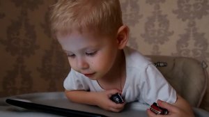 Дане 2,4 года. Смотрит мультфильм. Бип бип отгадай