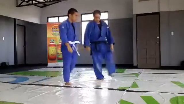 WAKI-GATAME (Armpit Lock) Counter To A Lapel Grab смотреть онлайн