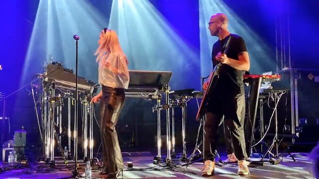 Schiller - I've seen it all (live) performed by Tricia Mc Teague смотреть онлайн