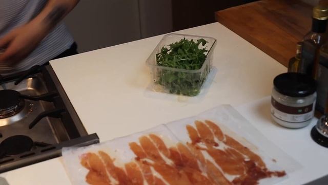 Caprese Salad & Borough Market смотреть онлайн