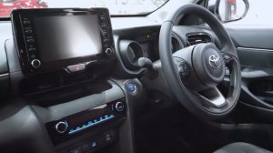 ( 4K ) Toyota Yaris Cross Hybrid G E-Four : White / Black