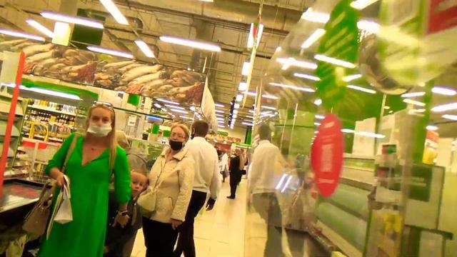 ОХРЕНЕВШИЙ ОХРАНИК НАПАДАЕТ НА ЛЮДЕЙ.
