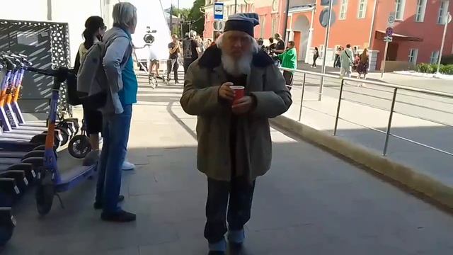 Бомж на Бауманской. Подготовка к сцене фильма Гостья смотреть онлайн