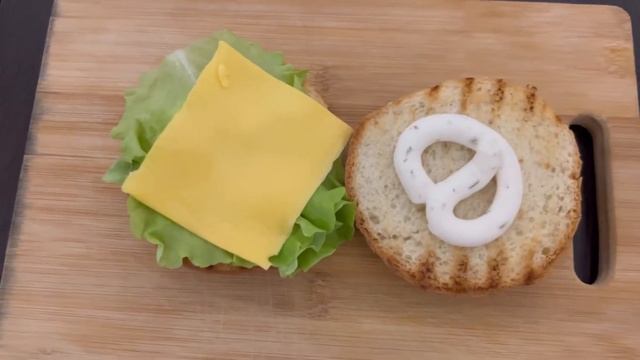 Домашний бюджетный чизбургер на гриле смотреть онлайн