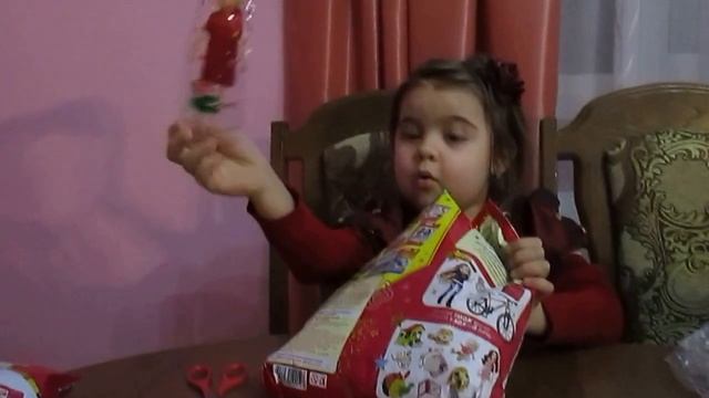 Емилия открывает палочки с сюрпризом))))клас смотреть онлайн