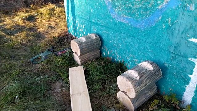 Как сделать лавочку из бревна бензопилой смотреть онлайн