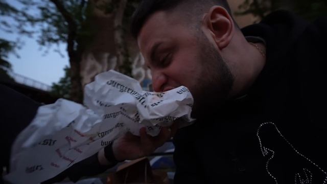 BURGER Z MIEJSKIEJ TOALETY W BERLINIE смотреть онлайн