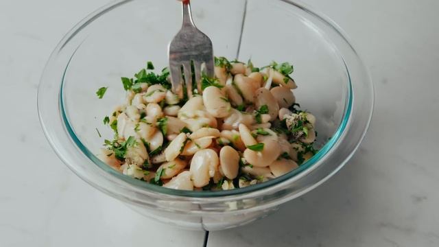 Hearty White Bean Caesar Salad Bowls | Minimalist Baker Recipes смотреть онлайн