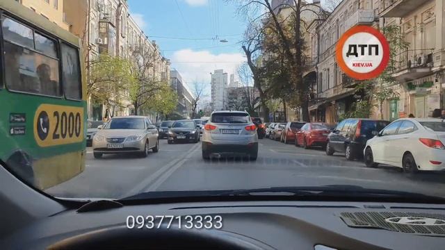 Минута из жизни админа. Приключения в Киеве на Артема: жизнь кипит. Водители бьются,,машины нарущаю смотреть онлайн